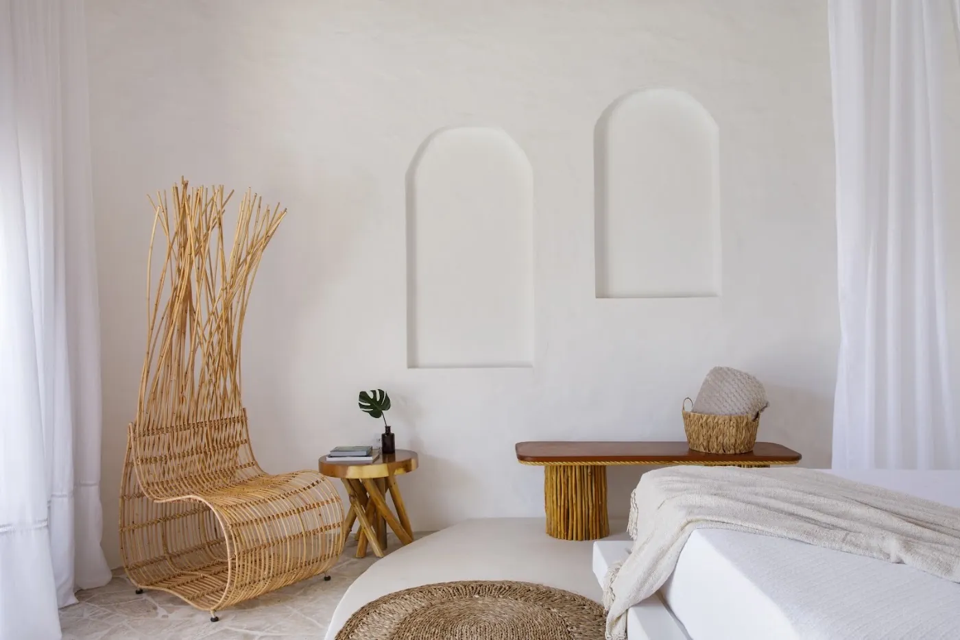 Bangalô Master: quarto com nichos em arco e cadeira escultural de fibra