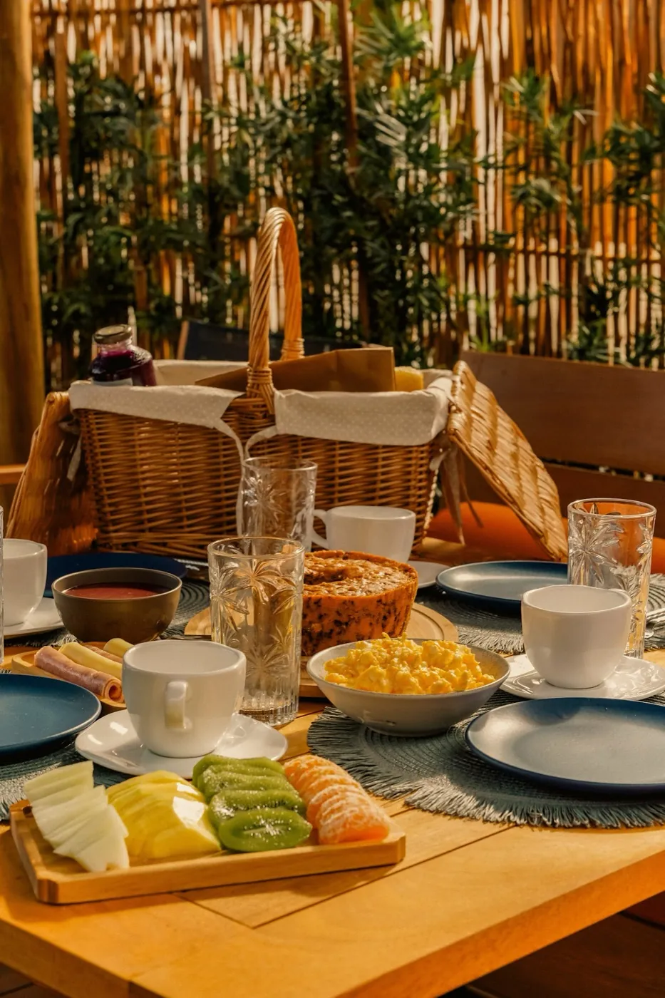 Café da manhã do Chalé Private servido na mesa