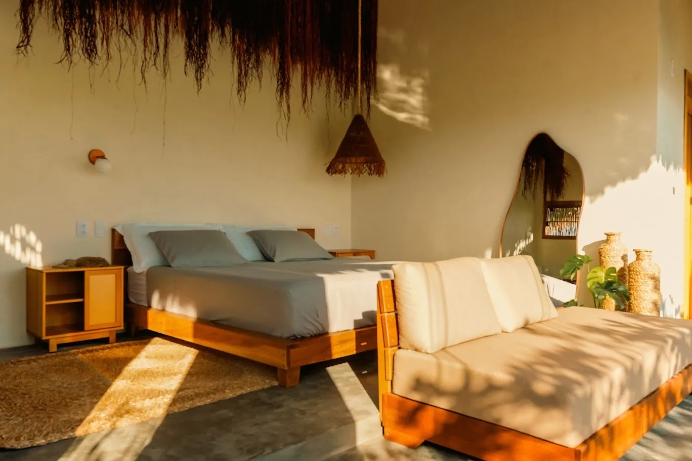 Chalé Private: quarto com cama e sala de estar ao entardecer