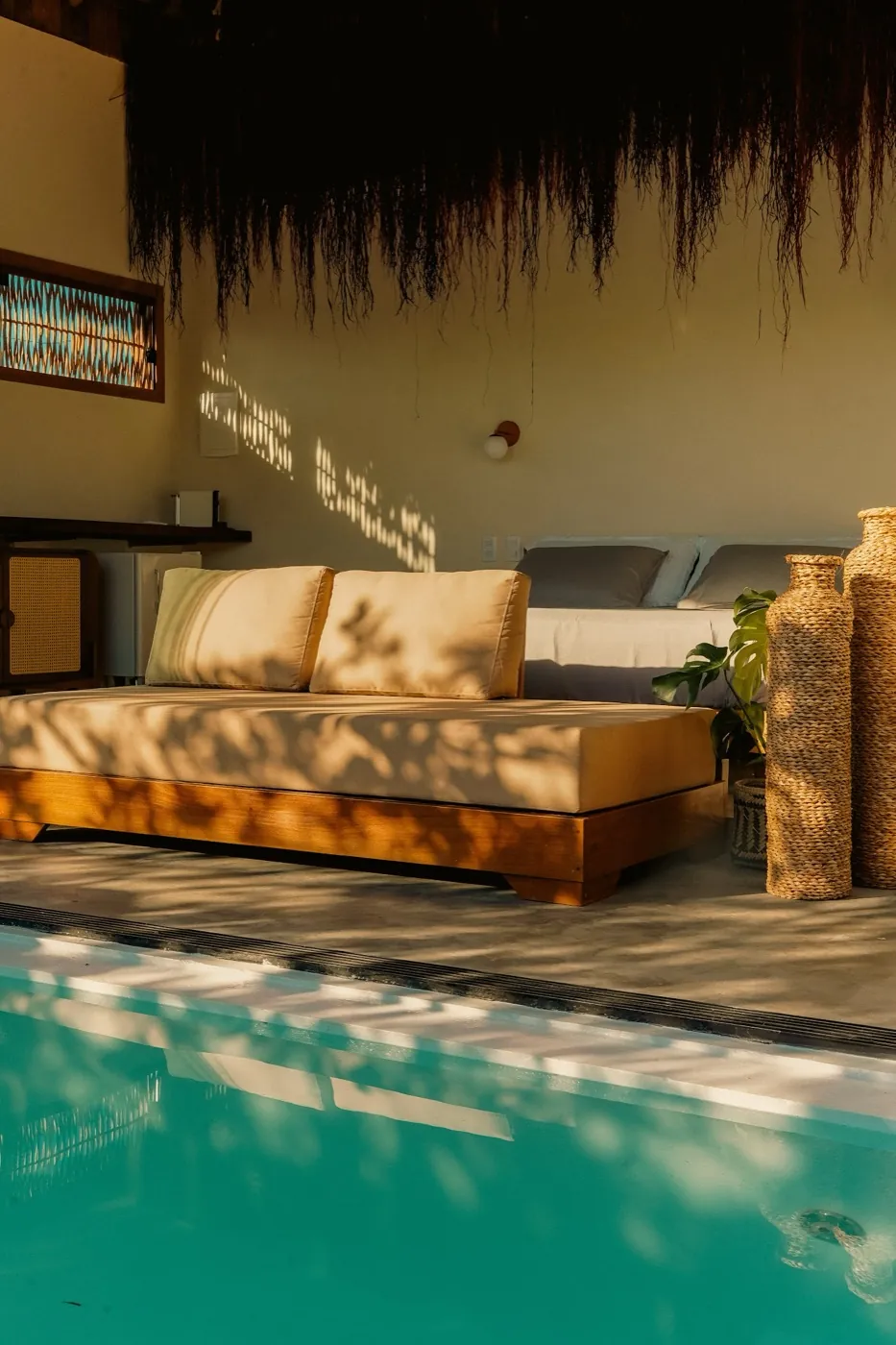 Chalé Private: sala de estar à beira da piscina ao entardecer
